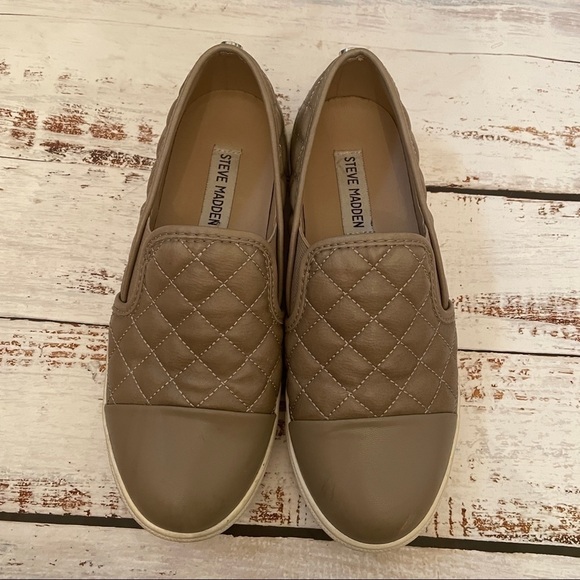 𝅺STEVE Madden Zaander Shoes Size 6 taupe grey slip on sneaker quilted - Picture 3 of 9